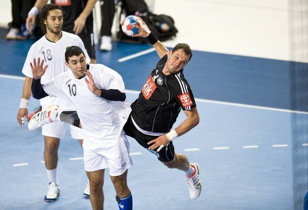 Jens Tiedtke (Deutschland, re.) gegen Saci Boultif (Algerien) Handball WM Herren WM 2009, Nationalmannschaft, Nationaltrikot, Länderspiel, Deutschland - Algerien 32:20 Gruppe Varazdin Dynamik,