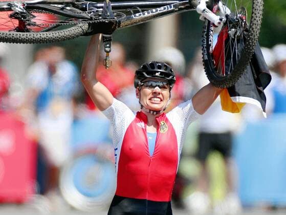 Olympia, Historie, Rückblick auf die Sommerspiele 2008 in Peking Sabine Spitz (Deutschland) ist Olympiasiegerin 2008 -  Mountainbike OS Sommer Damen Olympische Spiele 2008, Sommerspiele, MTB, Nationaltrikot, Cross Country, Crosscountry Einzelbild Beijing Begeisterung, Freude,