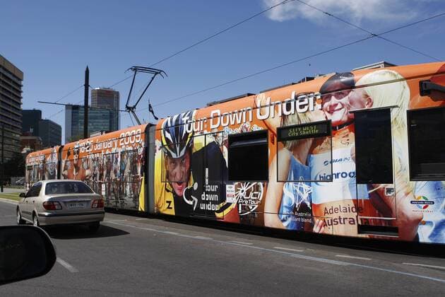 Straßenbahn in Adelaide wirbt für die Tour Down Under 2009 mit dem Abbild von Lance Armstrong (USA Astana) -  Radsport Herren Tour Down Under 2009, ProTour, Straßenradsport, Straße, Rad, Vdig Totale Adelaide