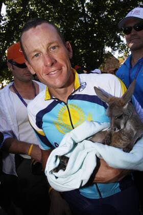Lance Armstrong (USA Astana) trägt am Rande der Tour Down Under 2009 eine junges Känguru -  Radsport Herren Tour Down Under 2009, ProTour, Straßenradsport, Straße, Rad, Vdig Einzelbild 2. Etappe: Hahndorf - Stirling