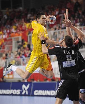 Kiril Lazarov (Mazedonien, li.) gegen Dominik Klein (Deutschland) Handball Länderspiel Herren WM 2009, Nationalteam, Nationaltrikot, Mazedonien - Deutschland 23:33 Gruppe Varazdin Dynamik,