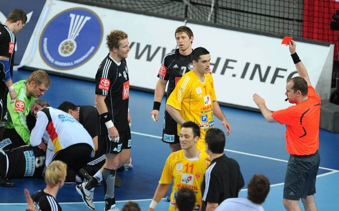 Kiril Lazarov (Mazedonien, Mitte) bekommt vom Schiedsrichter die rote Karte Handball Länderspiel Herren WM 2009, Nationalteam, Nationaltrikot, Mazedonien - Deutschland 23:33 Gruppe Varazdin
