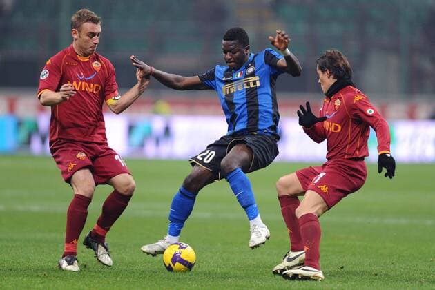 Sulley Ali Muntari (Inter Mailand, Mitte) gegen Daniele De Rossi (li.) und Rodrigo Taddei (beide AS Rom) -  Fußball Herren Coppa Italia 2008 2009, Italienischer Pokal, Pokalspiel, FC Internazionale Mailand - AS Rom 2:1 Gruppe Mailand Dynamik,