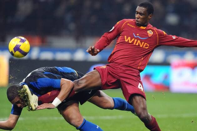 Juan (AS Rom, re.) gegen Adriano (Inter Mailand) -  Fußball Herren Coppa Italia 2008 2009, Italienischer Pokal, Pokalspiel, FC Internazionale Mailand - AS Rom 2:1 Gruppe Mailand Dynamik, Kampf,
