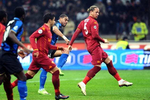 Adriano (Inter Mailand, hi.) erzielt ein Tor gegen Philippe Mexes (AS Rom) -  Fußball Herren Coppa Italia 2008 2009, Italienischer Pokal, Pokalspiel, FC Internazionale Mailand - AS Rom 2:1 Gruppe Mailand Dynamik,