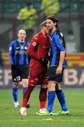 Zlatan Ibrahimovic (Inter Mailand, re.) und Philippe Mexes (AS Rom) geraten aneinander -  Fußball Herren Coppa Italia 2008 2009, Italienischer Pokal, Pokalspiel, FC Internazionale Mailand - AS Rom 2:1 Gruppe Mailand Spannung,