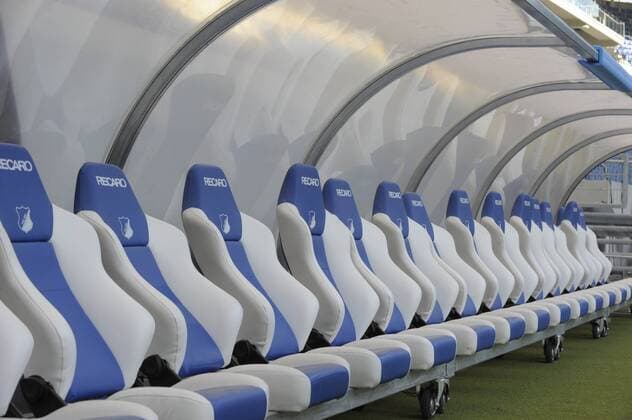 Ersatzbank in den Vereinsfarben in der Rhein Neckar Arena - Heimspielstätte der TSG 1899 Hoffenheim Fußball 1. BL Herren Saison 2008 2009, TSG 1899 Hoffenheim Totale Fotostory, Stadionstory, Vereinsstory Sinsheim