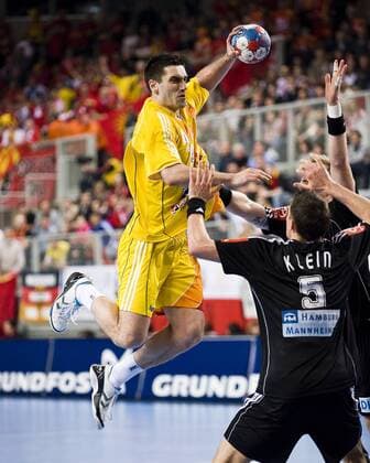 Kiril Lazarov (Mazedonien, li.) gegen Dominik Klein (Deutschland) Handball Länderspiel Herren WM 2009, Nationalteam, Nationaltrikot, Mazedonien - Deutschland 23:33 Gruppe Varazdin Dynamik,