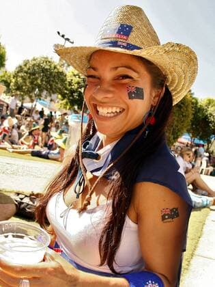 Weiblicher australischer Fan sorgt für Bier Nachschub -  Tennis Herren Australian Open 2009, Grand Slam, ATP Tour Einzelbild Melbourne Sinnlichkeit,