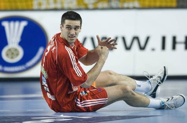 Kiril Lazarov (Mazedonien) am Boden Handball Länderspiel Herren WM 2009, Nationalteam, Nationaltrikot, Mazedonien Einzelbild Varazdin