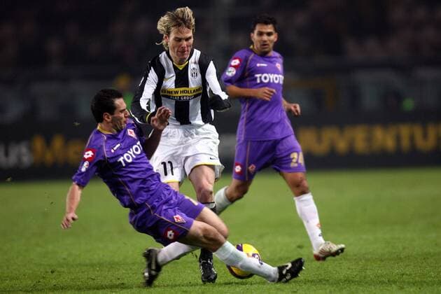 Luciano Zauri (Florenz, li.) gegen Pavel Nedved (Juventus Turin) -  Fußball Herren Serie A 2008 2009, 1. Italienische Liga, Juventus Turin - ACF Fiorentina 1:0, AC, Juve Gruppe Turin Dynamik, Kampf,