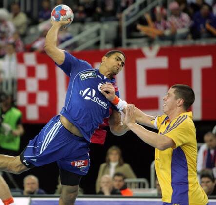 Daniel Narcisse (Frankreich, li.) im Duell -  Handball WM Herren WM 2009, Länderspiel, Nationalmannschaft, Nationaltrikot, Frankreich - Schweden 28:21 Gruppe Zagreb Dynamik,