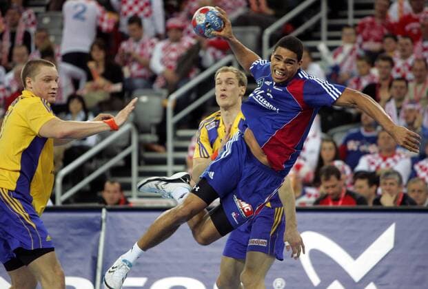 Daniel Narcisse (Frankreich, re.) im Duell -  Handball WM Herren WM 2009, Länderspiel, Nationalmannschaft, Nationaltrikot, Frankreich - Schweden 28:21 Gruppe Zagreb Dynamik,
