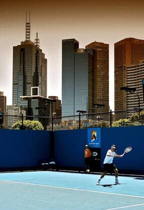 Dominik Schulz (Deutschland) vor der Skyline von Melbourne -  Tennis Herren Australian Open 2009, Grand Slam, ATP Tour, Junioren, Jugend, Nachwuchs Totale Melbourne