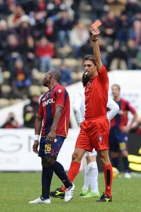 Schiedsrichter Paolo Tagliavento zeigt Gaby Mudingayi (Bologna) die Rote Karte -  Fußball Herren Serie A 2008 2009, 1. Liga, FC Bologna - AC Mailand, Milan 1:4 Gruppe Bologna