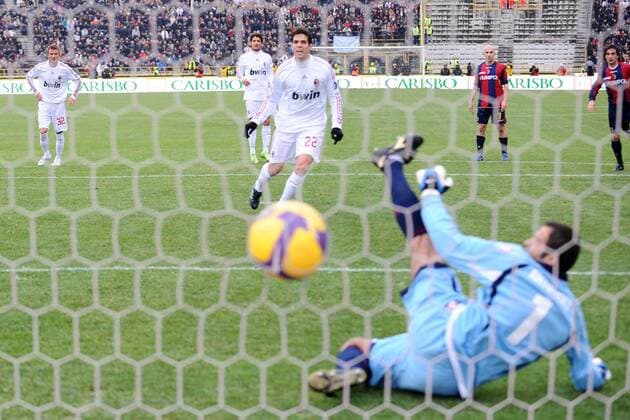 Kaka (AC Mailand) trifft per Elfmeter zum 1:2 gegen Torwart Francesco Antonioli (Bologna) -  Fußball Herren Serie A 2008 2009, 1. Liga, FC Bologna - AC Mailand 1:4, Milan Gruppe Bologna