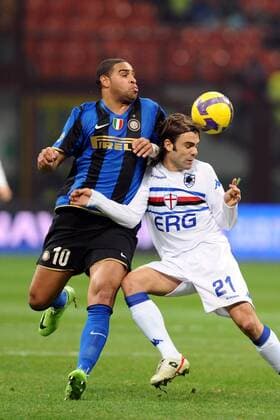 Adriano (Inter Mailand, li.) gegen Paolo Sammarco (Sampdoria Genua) -  Fußball Herren Serie A 2008 2009, 1. Italienische Liga, FC Internazionale Mailand - Sampdoria Genua 1:0 Gruppe Mailand Dynamik,