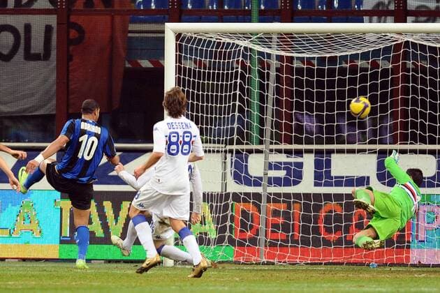 Adriano (Inter Mailand, li.) erzielt das 1:0 gegen Torwart Luca Castellazzi (Sampdoria Genua) -  Fußball Herren Serie A 2008 2009, 1. Italienische Liga, FC Internazionale Mailand - Sampdoria Genua 1:0 Gruppe Mailand Dynamik,