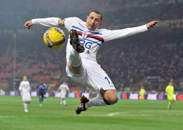 Angelo Palombo (Sampdoria Genua) artistisch am Ball -  Fußball Herren Serie A 2008 2009, 1. Italienische Liga, Sampdoria Genua Einzelbild Mailand Dynamik,