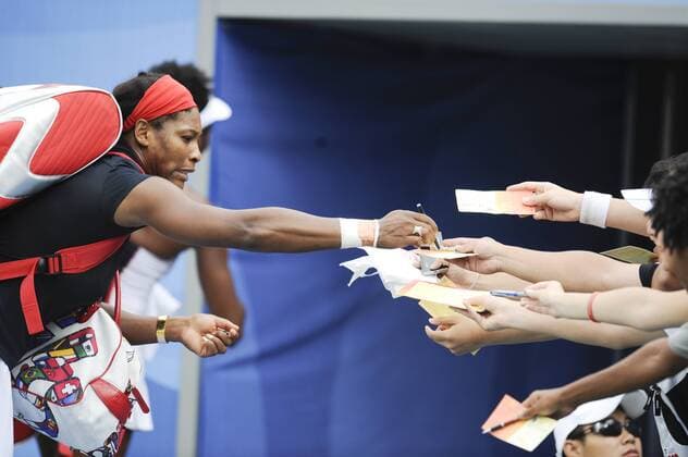 Serena Williams (USA) gibt einhändig Autogramme Tennis OS Sommer Damen Olympische Spiele Peking 2008, Sommerspiele, Finale Gruppe Peking