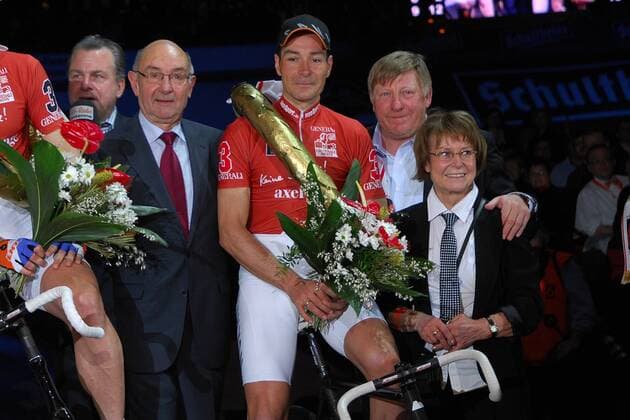 Erik Zabel (Mitte), Sieger des Berliner Sechstagerennens 2009, mit seinen Eltern Marianne und Detlef Zabel (2.v.li., alle Deutschland) Radsport Herren Berliner Sechstagerennen 2009, Sechstage, Sixdays, six days, sechs, 6 Gruppe Halle Berlin