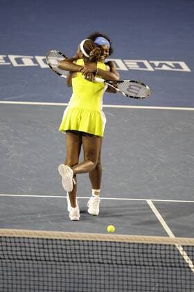 Serena (re.) und ihr Schwester Venus Williams (beide USA) gewinnen das Doppel der Australian Open 2009 Tennis Damen Australian Open 2009, Grand Slam, WTA Tour Gruppe Melbourne Freude,