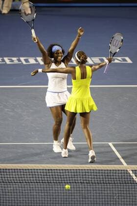 Serena (li.) und ihr Schwester Venus Williams (beide USA) gewinnen das Doppel der Australian Open 2009 Tennis Damen Australian Open 2009, Grand Slam, WTA Tour Gruppe Melbourne Freude,