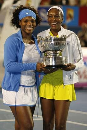 Serena (li.) und ihr Schwester Venus Williams (beide USA) - Siegerinnen im Doppel der Australian Open 2009 Tennis Damen Australian Open 2009, Grand Slam, WTA Tour Gruppe Melbourne Freude,