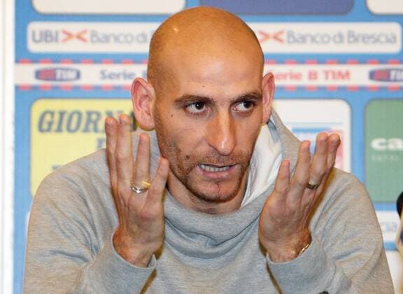 Davide Possanzini (Brescia) während der Pressekonferenz anlässlich seiner einjährigen Dopingsperre aufgrund einer verspäteten Dopingkontrolle -  Fußball Herren Serie B 2008 2009, 2. Italienische Liga, Brescia Calcio, Vdig Einzelbild Brescia