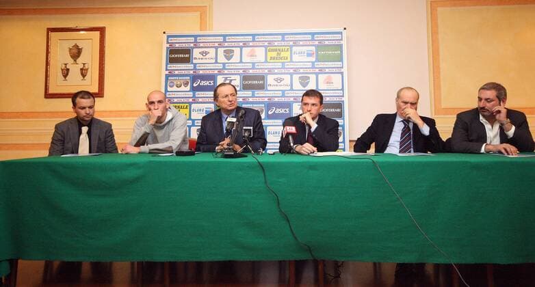 Präsident Gino Corioni (3.v.li..) und Davide Possanzini (beide Brescia, 2.v.li.) während der Pressekonferenz anlässlich Possanzinis einjährigen Dopingsperre aufgrund einer verspäteten Dopingkontrolle -  Fußball Herren Serie B 2008 2009, 2. Italienische Liga, Brescia Calcio, Vdig Gruppe Brescia
