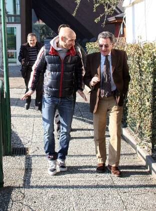 Davide Possanzini (li.) und Pressesprecher Stefano Gelona (beide Brescia) auf dem Weg zur Pressekonferenz anlässlich der einjährigen Dopingsperre aufgrund einer verspäteten Dopingkontrolle -  Fußball Herren Serie B 2008 2009, 2. Italienische Liga, Brescia Calcio, Vdig Gruppe Brescia