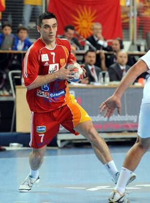 Kiril Lazarov (Mazedonien) am Ball Handball Länderspiel Herren WM 2009, Nationalmannschaft, Nationaltrikot, Mazedonien - Tunesien 24:25 Einzelbild Varazdin Dynamik,