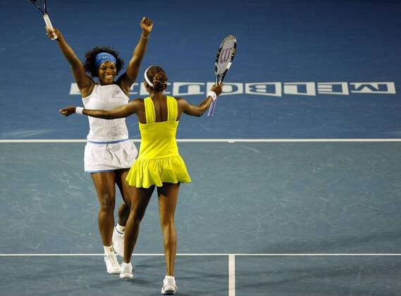 Serena (li.) und ihre Schwester Venus Williams (beide USA) - Siegerinnen im Doppel der Australian Open 2009 -  Tennis Damen Australian Open 2009, Grand Slam, WTA Tour, Vdig Gruppe Melbourne Freude,