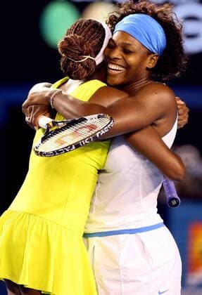 Serena Williams (re.) und Venus Williams (beide USA) gewinnen das Doppel der Australian Open 2009 -  (ZUMAg84) Tennis Damen Australian Open 2009, Grand Slam, WTA Tour Finale Gruppe Melbourne Freude, Begeisterung,