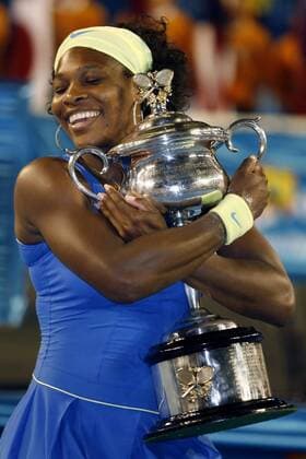 Serena Williams (USA) mit der Trophäe für ihren Sieg bei den Australian Open 2009 Tennis Damen Australian Open 2009, Grand Slam, WTA Tour, Finale Einzelbild Melbourne Glück, Freude,
