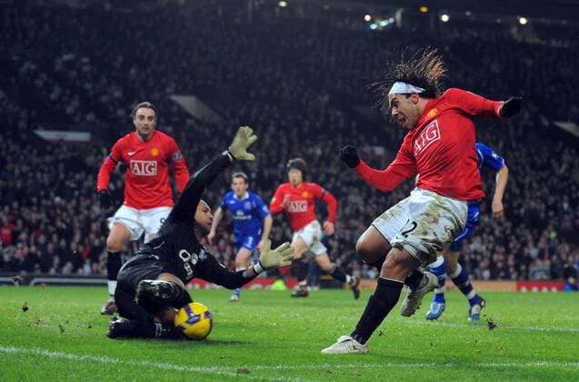 Carlos Tevez (Manchester United, re.) gegen Torwart Tim Howard (Everton) - EDITORIAL USE ONLY. No use with unauthorised audio, video, data, fixture lists, club league logos or live services. Online in-match use limited to 120 images, no video emulation. No use in betting, games or single club league player publications. Fußball Herren English Premier League 2008 2009, 1. Englische Liga, Manchester United - FC Everton, ManU Gruppe Manchester Dynamik,
