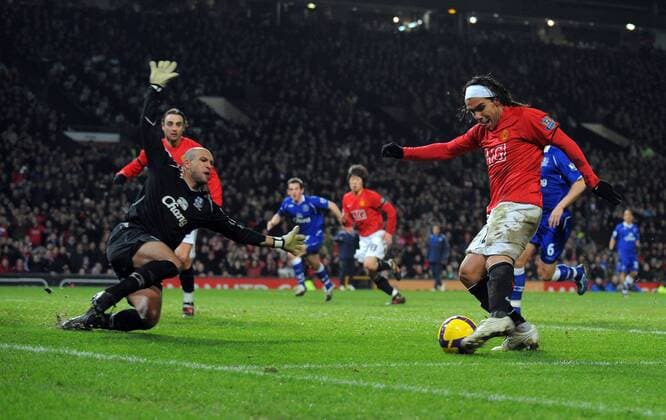 Carlos Tevez (Manchester United, re.) gegen Torwart Tim Howard (Everton) - EDITORIAL USE ONLY. No use with unauthorised audio, video, data, fixture lists, club league logos or live services. Online in-match use limited to 120 images, no video emulation. No use in betting, games or single club league player publications. Fußball Herren English Premier League 2008 2009, 1. Englische Liga, Manchester United - FC Everton, ManU Gruppe Manchester Dynamik,