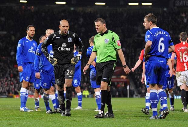 Torwart Tim Howard (Everton, li.) und Schiedsrichter Mark Halsey - EDITORIAL USE ONLY. No use with unauthorised audio, video, data, fixture lists, club league logos or live services. Online in-match use limited to 120 images, no video emulation. No use in betting, games or single club league player publications. Fußball Herren English Premier League 2008 2009, 1. Englische Liga, FC Everton Gruppe Manchester