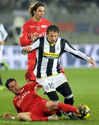 Alessandro Del Piero (Juventus Turin, Mitte) gegen Michele Canini (vorn) und Daniele Conti (beide Cagliari) -  Fußball Herren Serie A 2008 2009, 1. Italienische Liga, Juventus Turin - US Cagliari Calcio 2:3, Juve Gruppe Turin Dynamik, Kampf,