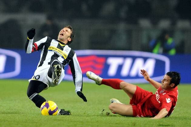 Alessandro Del Piero (Juventus Turin, li.) gegen Francesco Pisano (Cagliari) -  Fußball Herren Serie A 2008 2009, 1. Italienische Liga, Juventus Turin - US Cagliari Calcio 2:3, Juve Gruppe Turin Dynamik, Höhe,