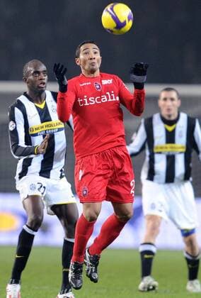 Jeda (Cagliari, vorn) gegen Mohamed Sissoko (Juventus Turin) -  Fußball Herren Serie A 2008 2009, 1. Italienische Liga, Juventus Turin - US Cagliari Calcio 2:3, Juve Gruppe Turin