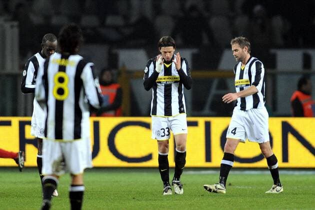 Enttäuschung bei Juventus Turin, v.re.: Olof Mellberg, Nicola Legrottaglie und Mohamed Sissoko -  Fußball Herren Serie A 2008 2009, 1. Italienische Liga, Juve Gruppe Turin Enttäuschung,