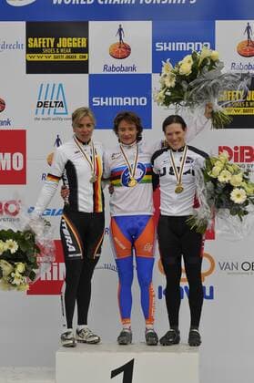Siegerehrung Radcross WM 2009: Weltmeisterin Marianne Vos (Niederlande, Mitte), Hanka Kupfernagel (Deutschland, li.) und Katie Compton (USA) - Radsport WM Damen Radcross WM 2009, Rad, Cross, Querfeldein, Querfeldeinrennen, Querfeldeinfahren, Cyclocross, Cyclo Gruppe Hoogerheide Freude,