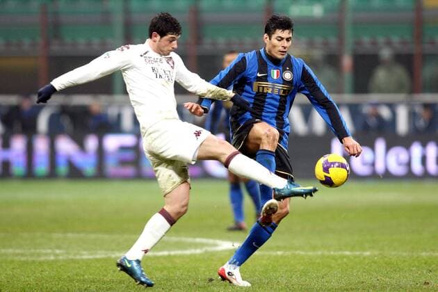 Julio Cruz (Inter Mailand, re.) gegen Blerim Dzemaili (FC Turin) -  Fußball Herren Serie A 2008 2009, 1. Italienische Liga, FC Internazionale Mailand - Torino FC 1:1 Gruppe Mailand Dynamik,