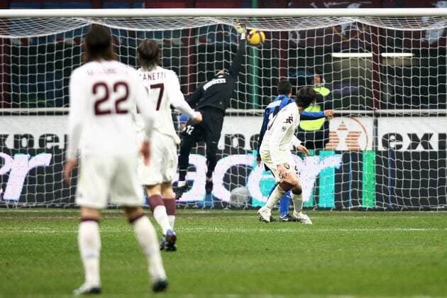 Rolando Bianchi (FC Turin, re.) trifft zum 1:0 gegen Torwart Cesar (Inter Mailand) -  Fußball Herren Serie A 2008 2009, 1. Italienische Liga, FC Internazionale Mailand - Torino FC 1:1 Gruppe Mailand Dynamik,