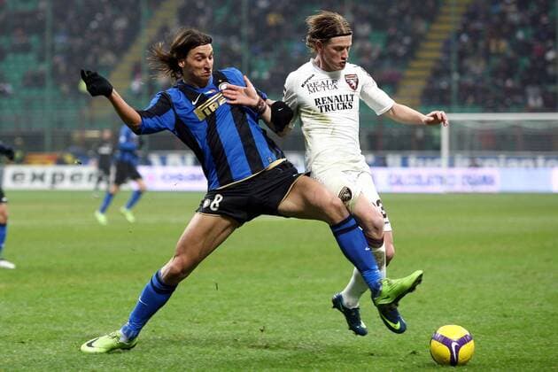 Zlatan Ibrahimovic (Inter Mailand, li.) gegen Ignazio Abate (FC Turin) -  Fußball Herren Serie A 2008 2009, 1. Italienische Liga, FC Internazionale Mailand - Torino FC 1:1 Gruppe Mailand Dynamik,
