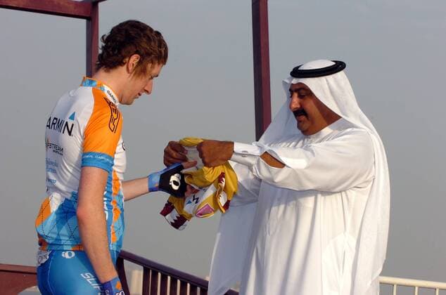 Bradley Wiggins (Großbritannien Garmin Slipstream) gewinnt das Mannschaftszeitfahren auf der 1. Etappe der Tour of Qatar 2009 und erhält von Sheikh Khalid Bin Ali Al Thani das gelbe Trikot -  Radsport Herren Tour of Qatar 2009, Straßenradsport, Straße, Rad, Mannschaftszeitfahren Zeitfahren Gruppe 1. Etappe: Doha,