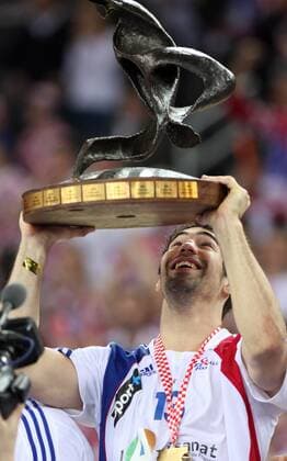 Nikola Karabatic (Frankreich) jubelt mit Pokal - Frankreich ist Handball Weltmeister 2009 -  Handball Länderspiel Herren WM 2009, Nationalmannschaft, Finale, Einzelbild Zagreb Freude,