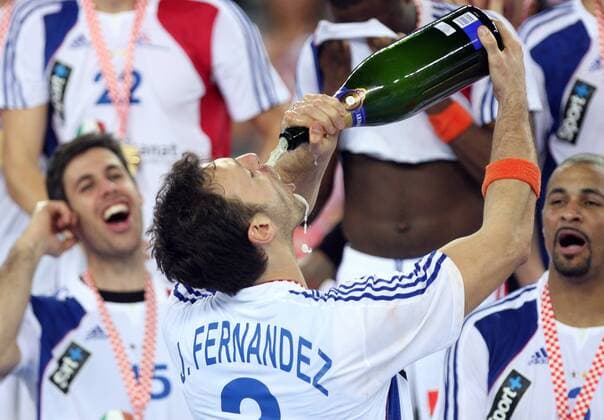 Jerome Fernandez (Frankreich) gönnt sich einen Schluck aus einer Magnumflasche Champagner - Frankreich ist Handball Weltmeister 2009 -  Handball Länderspiel Herren WM 2009, Nationalmannschaft, Finale, Einzelbild Zagreb Freude,
