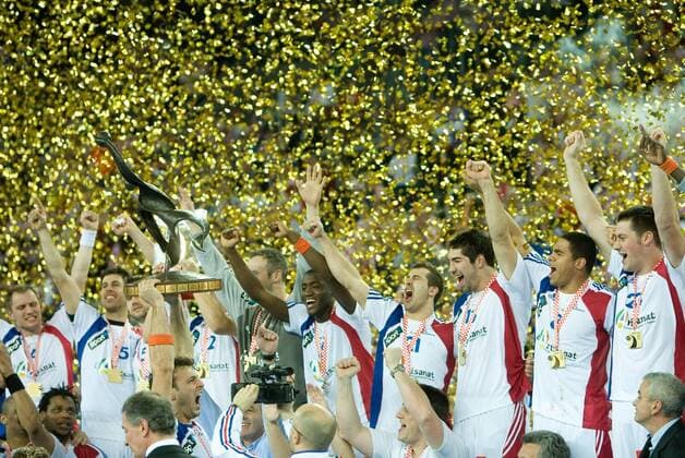 Frankreich jubelt mit Pokal bei der Siegerehrung - sie sind Handball Weltmeister 2009 -  Handball Länderspiel Herren WM 2009, Nationalmannschaft, Finale, Totale Zagreb Freude,